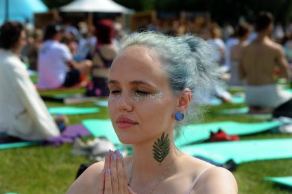 Москва. Участники во время   фестиваля YogaDay, приуроченного к Международному дню йоги, на территории музея-заповедника `Царицыно`.