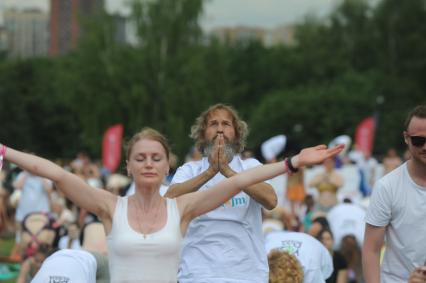 Москва. Участники во время   фестиваля YogaDay, приуроченного к Международному дню йоги, на территории музея-заповедника `Царицыно`.