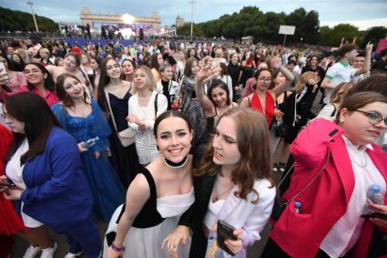 Москва. Выпускники на общегородском школьном выпускном в Парке Горького.