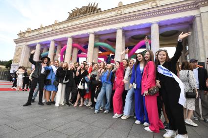 Москва. Выпускники на общегородском школьном выпускном в Парке Горького .