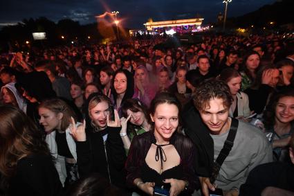 Москва. Выпускники на общегородском школьном выпускном в Парке Горького.