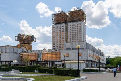 Москва.  Вид на здание президиума РАН (Золотые мозги)Ленинский проспект, 32А.