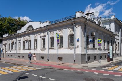 Москва.  Вид на особняк Тарасова архитектора  В.Н. Карнеева , дом в котором   до 1953 года жил Лаврентий Берия, ныне посольство Туниса,  Малая Никитская, 28.