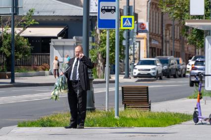 Москва.  Мужчина  стоит на улице.