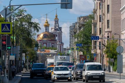 Москва.  Вид на Кафедральный собор Богоявления Господня (Елоховский собор).