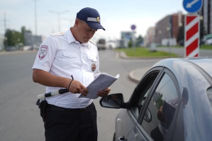 Самара.  Сотрудник ДПС проверяет документы у  водителя.