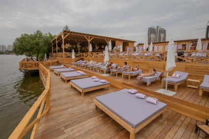 Москва. Посетители нового пляжа City Beach Club, открывшегося на северном берегу Большого Строгинского затона.