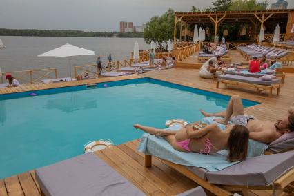 Москва. Посетители нового пляжа City Beach Club, открывшегося на северном берегу Большого Строгинского затона.