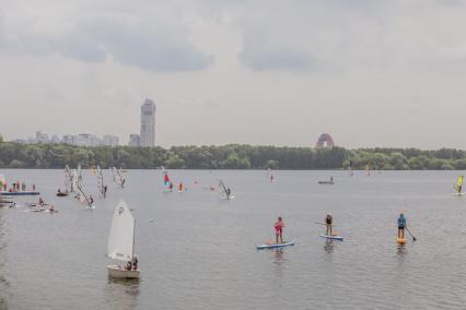 Москва. Посетители нового пляжа City Beach Club, открывшегося на северном берегу Большого Строгинского затона.