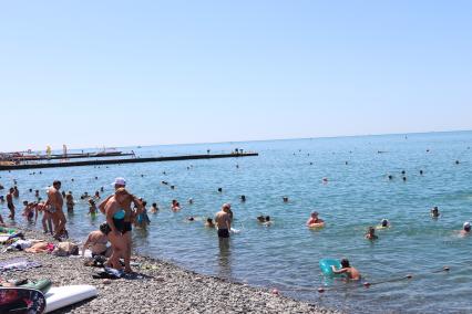 Сочи. Скопление отдыхающих на пляже Черноморского побережья.