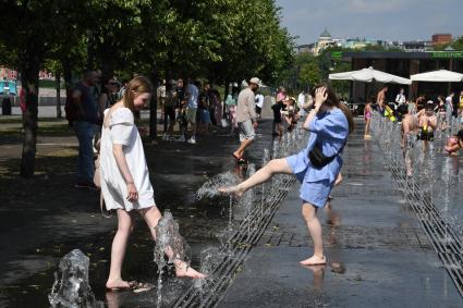 Москва. Девушки у танцующих фонтанах в парке Музеон.