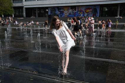 Москва. Девушка у танцующих фонтанах в парке Музеон.