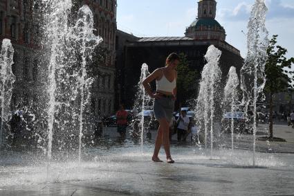 Москва. Девушки у танцующих фонтанах на Манежной площади.