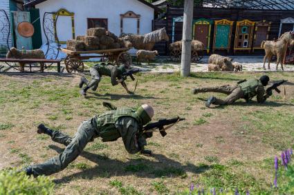 Тула.  Показательные выступления бойцов ОМОН  на улице ремесел `Добродей`.