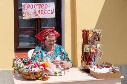 Тула.  Мастерица  на улице ремесел `Добродей`.