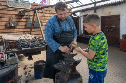 Тула. В ремесленном дворе на улице ремесел `Добродей` проводятся мастер-классы для всех желающих  .