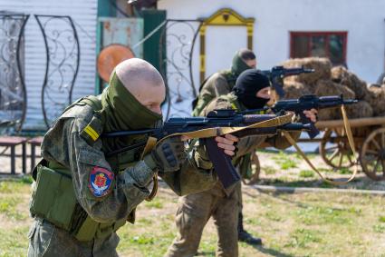 Тула.  Показательные выступления бойцов ОМОН  на улице ремесел `Добродей`.