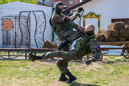 Тула.  Показательные выступления бойцов ОМОН  на улице ремесел `Добродей`.