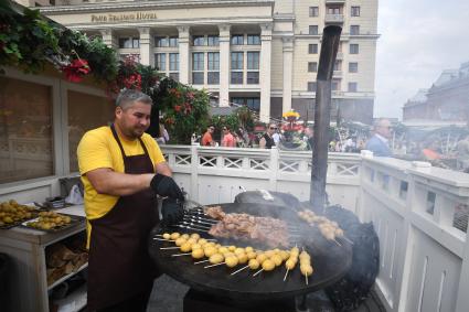 Москва. Повар готовит шашлык на гастрономическом фестивале `Вкусы России 2023` на Манежной площади.