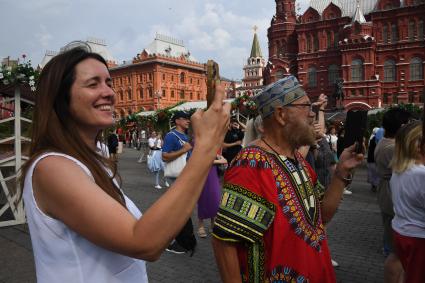 Москва. Посетители на гастрономическом фестивале `Вкусы России 2023` на Манежной площади.