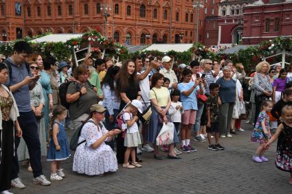 Москва.  Посетители на гастрономическом фестивале `Вкусы России 2023` на Манежной площади.