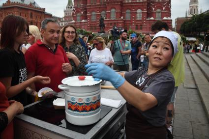 Москва. На гастрономическом фестивале `Вкусы России 2023` на Манежной площади.