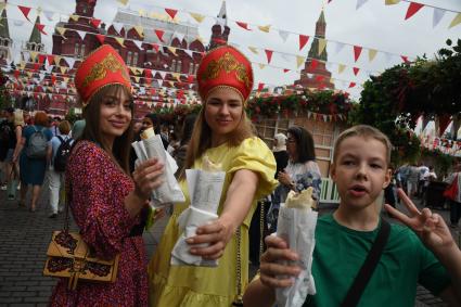 Москва. На гастрономическом фестивале `Вкусы России 2023` на Манежной площади.