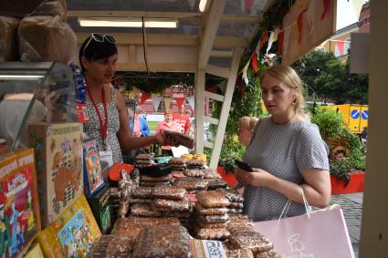 Москва. Посетители на гастрономическом фестивале `Вкусы России 2023` на Манежной площади.