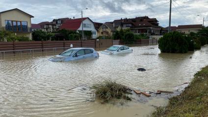 Сочи.  Автомобили, затопленные в результате в результате сильного ливня.