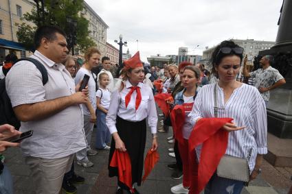 Москва.  Горожане и участники парада ретротрамваев,  приуроченного ко Дню московского транспорта, на Чистопрудном бульваре .