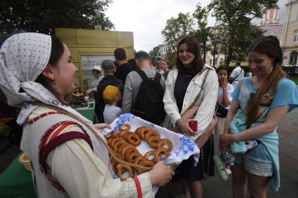 Москва.  Горожане и участники парада ретротрамваев,  приуроченного ко Дню московского транспорта, на Чистопрудном бульваре .