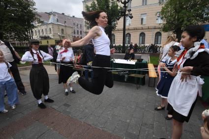 Москва.  Участники парада ретротрамваев, приуроченного ко Дню московского транспорта.