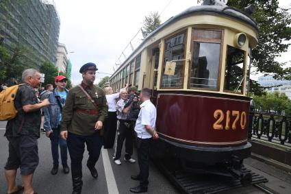 Москва. Мужчина в форменной одежде времен Великой Отечественной войны во время парада трамваев, приуроченного ко Дню московского транспорта.