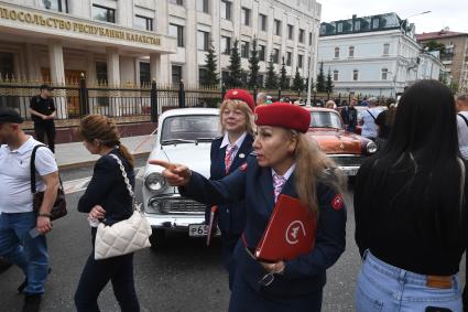 Москва.  Горожане и участники парада ретротрамваев,  приуроченного ко Дню московского транспорта, на Чистопрудном бульваре .