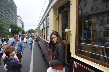 Москва. Девушка в ретротрамвае во время парада трамваев, приуроченного ко Дню московского транспорта.