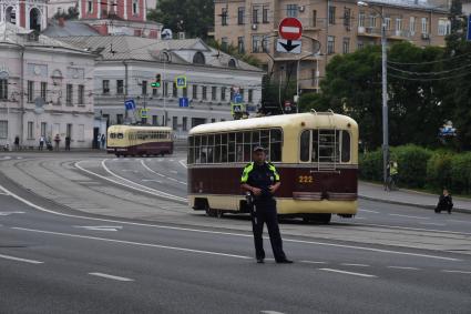 Москва. Во время парада трамваев, приуроченного ко Дню московского транспорта.