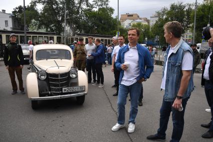 Москва. Руководитель Департамента транспорта и развития дорожно-транспортной инфраструктуры города Москвы  Максим Ликсутов  во время парада трамваев, приуроченного ко Дню московского транспорта.