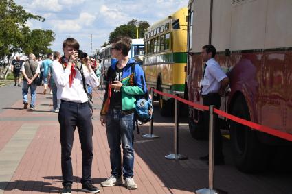 Москва. Автомобили, представленные на городском фестивале `Ретрорейс` на Воробьевых горах.