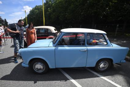 Москва. Автомобиль Trabant, представленный на городском фестивале `Ретрорейс` на Воробьевых горах.