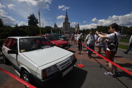 Москва. Автомобили ВАЗ-2109, представленные на городском фестивале `Ретрорейс` на Воробьевых горах.