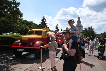 Москва. Автомобили, представленные на городском фестивале `Ретрорейс` на Воробьевых горах.