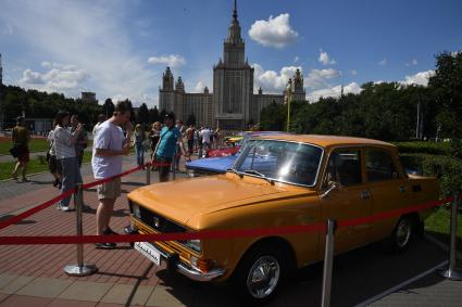 Москва. Автомобиль `Москвич-2140`, представленный на городском фестивале `Ретрорейс` на Воробьевых горах.