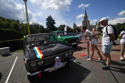 Москва. Автомобили, представленные на городском фестивале `Ретрорейс` на Воробьевых горах.