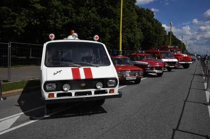 Москва. Автомобили, представленные на городском фестивале `Ретрорейс` на Воробьевых горах.