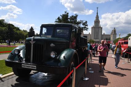 Москва. Грузовой автомобиль МАЗ-200, представленный на городском фестивале `Ретрорейс` на Воробьевых горах.