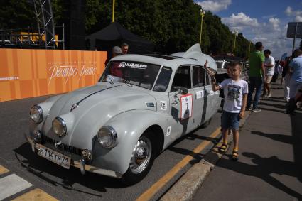 Москва. Чехословацкий автомобиль Tatra 87, представленный на городском фестивале `Ретрорейс` на Воробьевых горах.