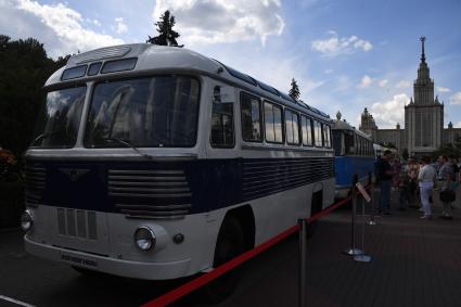 Москва. Автобус ЗИС-127, представленный на городском фестивале `Ретрорейс` на Воробьевых горах.