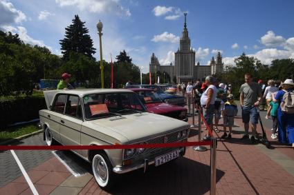 Москва. Автомобиль ВАЗ-2103, представленный на городском фестивале `Ретрорейс` на Воробьевых горах.