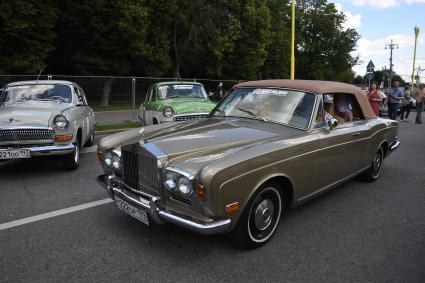 Москва. Автомобиль Rolls-Royce Silver Shadow, представленный на городском фестивале `Ретрорейс` на Воробьевых горах.