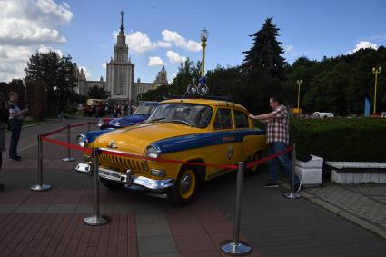 Москва. Автомобили, представленные на городском фестивале `Ретрорейс` на Воробьевых горах.